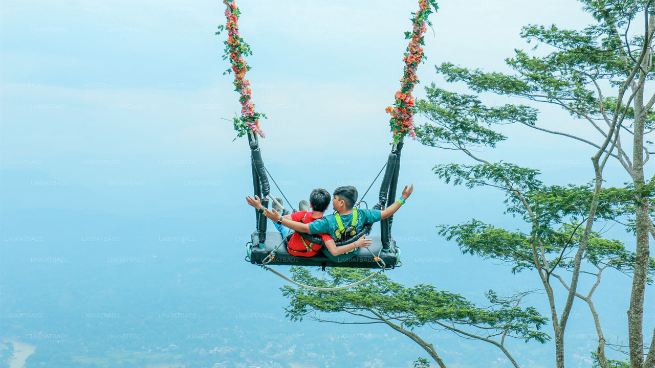 Sving ved Ambuluwawa med panoramaudsigt over Kandy